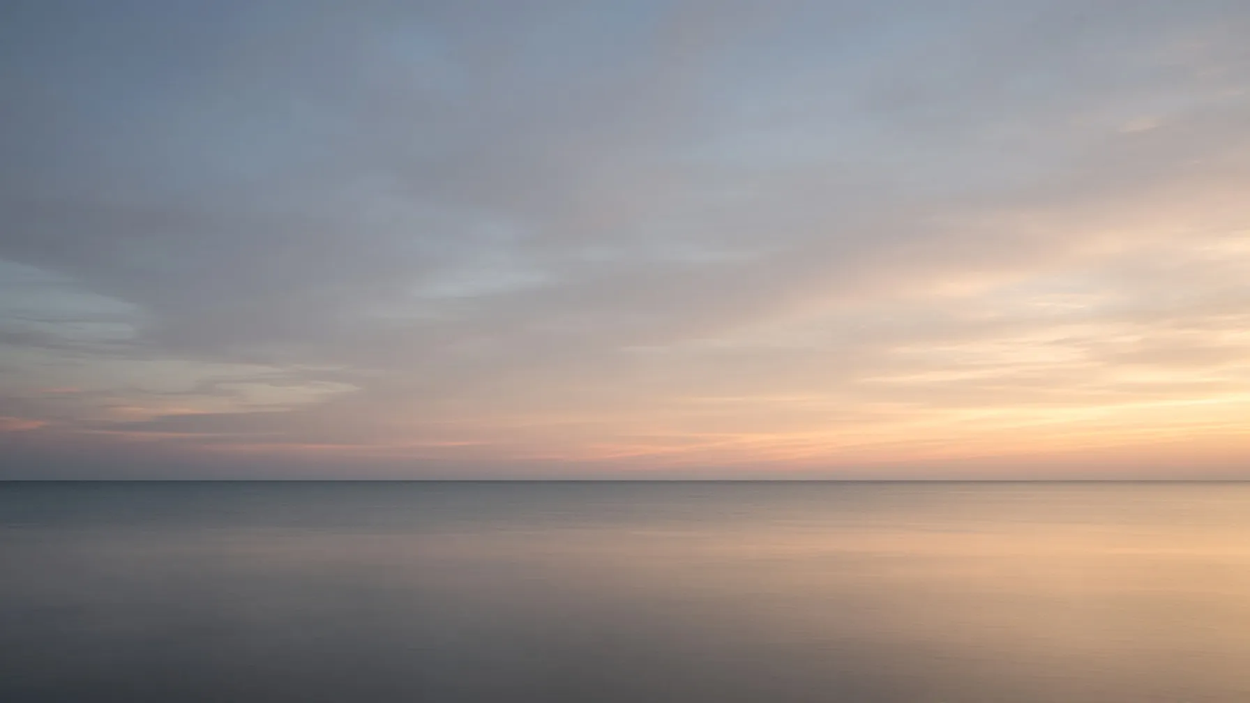 Meer mit sanften Wellen
