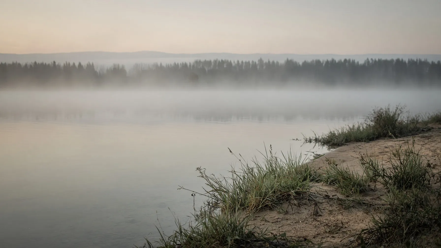 Ruhiger See im Morgenlicht